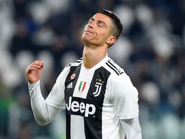Tin bóng đá quốc tế 27/9: Ronaldo sút phạt tệ thứ nhì Serie A