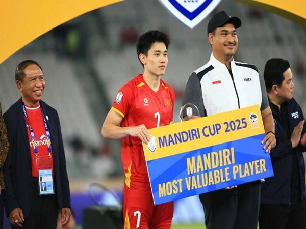Tin U23 ĐNÁ: Đình Bắc nhận danh hiệu cầu thủ xuất sắc