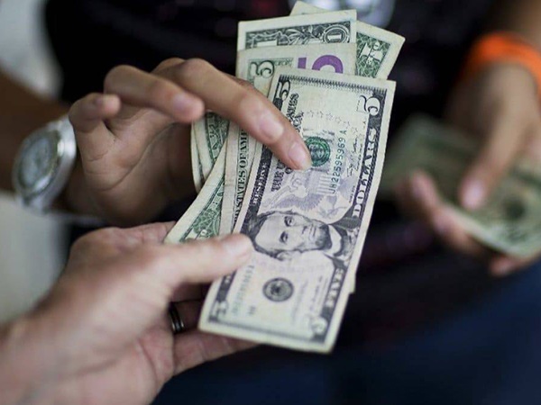 Nằm mơ thấy người khác cho tiền là điềm gì, đen hay đỏ?