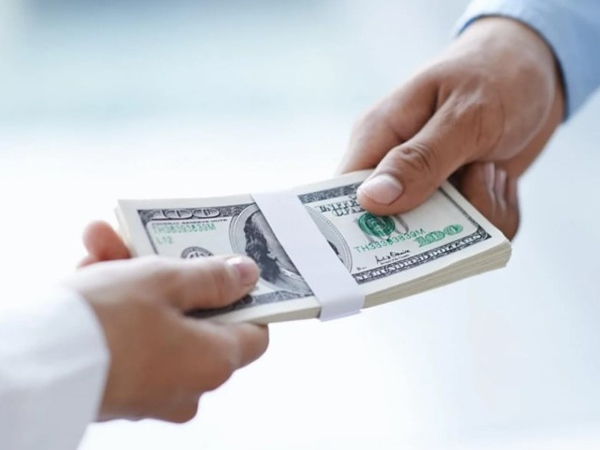 Nằm mơ thấy người khác cho tiền là điềm gì, đen hay đỏ?