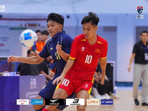 Tranh cãi bùng lên sau pha bóng gây tranh luận ở hiệp hai